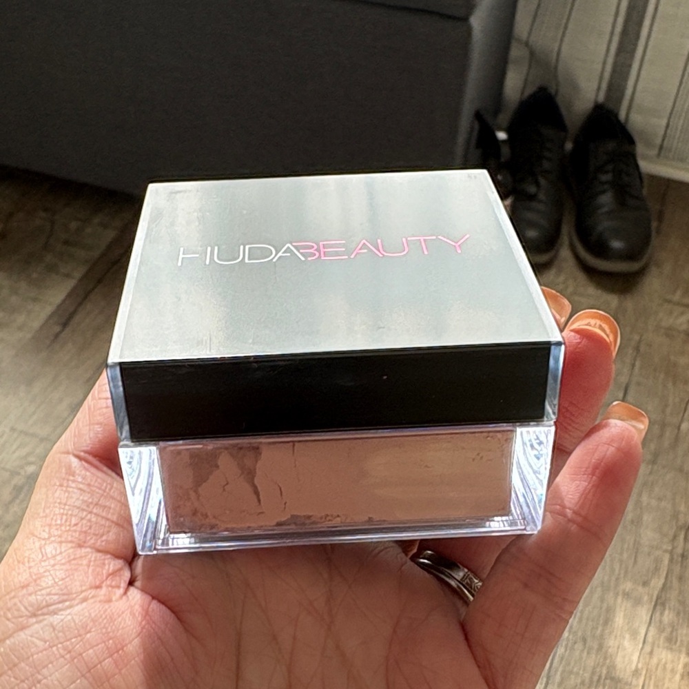 NWOT HUDA BEAUTY Setting Powder - Peach Pie